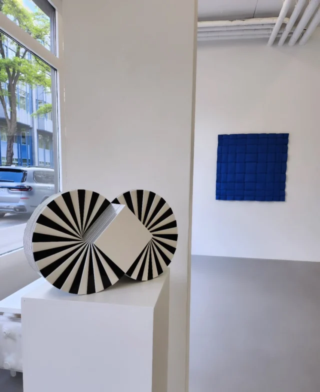 Sculpture: Marcello Morandini, "Scultura 692" - 2019, Acrylglas, Auflage 3 Ex. / Acrylic glass, Edition of 3, 8 x 48 x 17 cm

Wall: Peter Weber, "Vernetzung FBLC6" - 2025, WVZ 2025/10, Filz cyanblau gefaltet (Progression in die Mitte) / Cyan blue felt, folded (progression into the center), 103 x 104 cm

"TWO POSITIONS CONCRETE. Peter Weber and Marcello Morandini" 
Exhibition at Galerie Renate Bender, Munich
until June 28th, 2025

#marcellomorandini #peterweber_faltungen #galeriebender