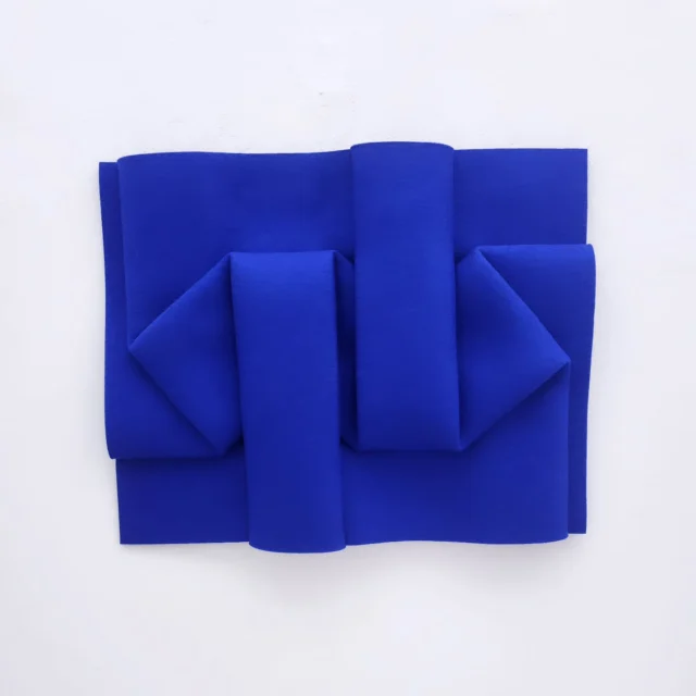 Peter Weber, "Gegenläufige Streifen mit M6 + M2 FBL6" - 2024, Filz blau, gefaltet / Blue felt, folded, 44 x 54,5 cm

Part of our current exhibition "TWO POSITIONS CONCRETE. Marcello Morandini - Peter Weber"

#galeriebender #peterweber_faltungen
